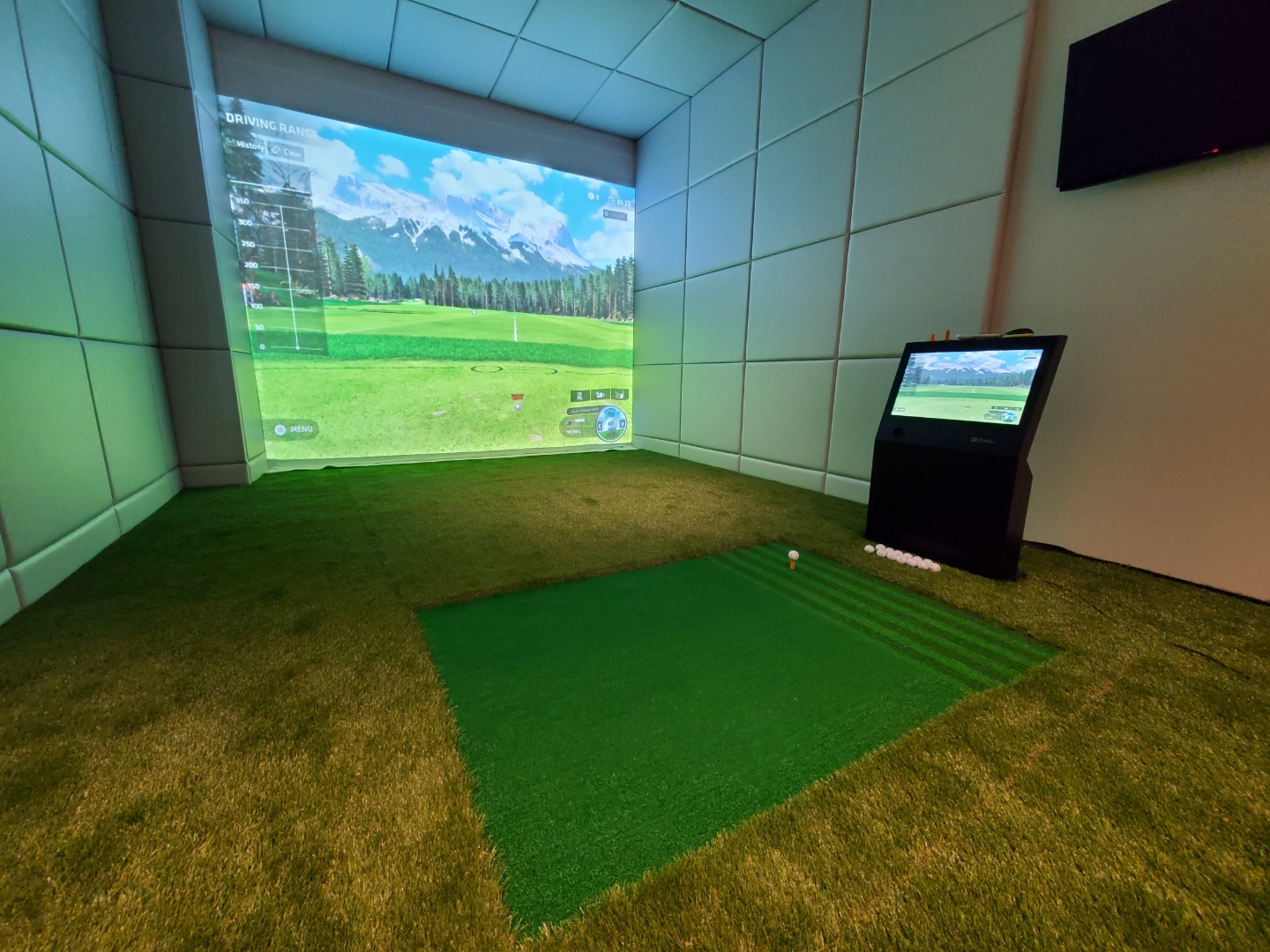 港区に新しくオープンするPrivate Golf Studio “1st” 品川港南店様に『QED弾道解析型シミュレーター』を設置致しました。